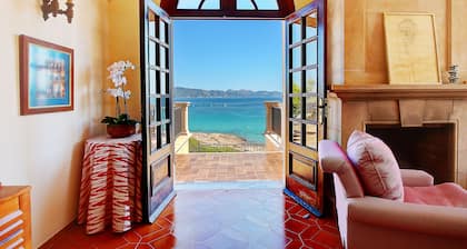 Seafront villa with stunning views and direct access to the beach