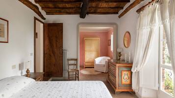 2 habitaciones, tabla de planchar con plancha y cuna de viaje