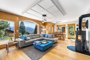 Smart TV, fireplace, DVD player, books - Swiss chalet at 1500m in Anzere ski resort (www.anzere.ch),  sleeps 8  (Anzere)