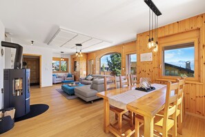 Smart TV, chimenea, reproductor de DVD y libros 