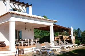 تناول الطعام بالخارج