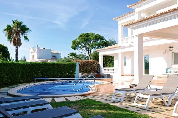 حمّام سباحة خارجي، حمّام سباحة مُدفَّأ