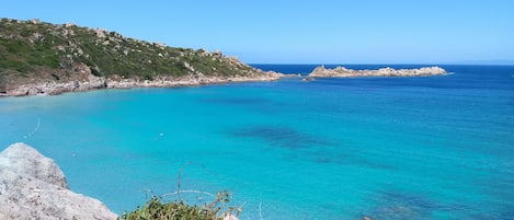 Una spiaggia nelle vicinanze