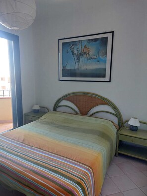 2 bedrooms, travel cot, free WiFi, bed sheets