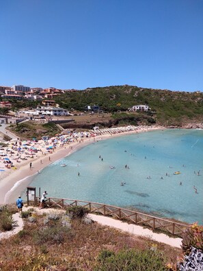 Una spiaggia nelle vicinanze, lettini da mare