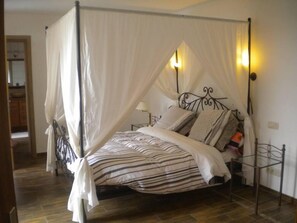 4 bedrooms, iron/ironing board, travel crib, free WiFi