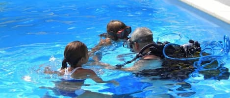 Utomhuspool och uppvärmd pool