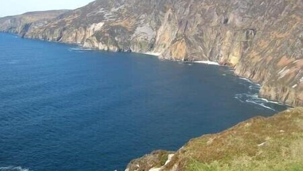 Un acantilado costero con vistas al océano.