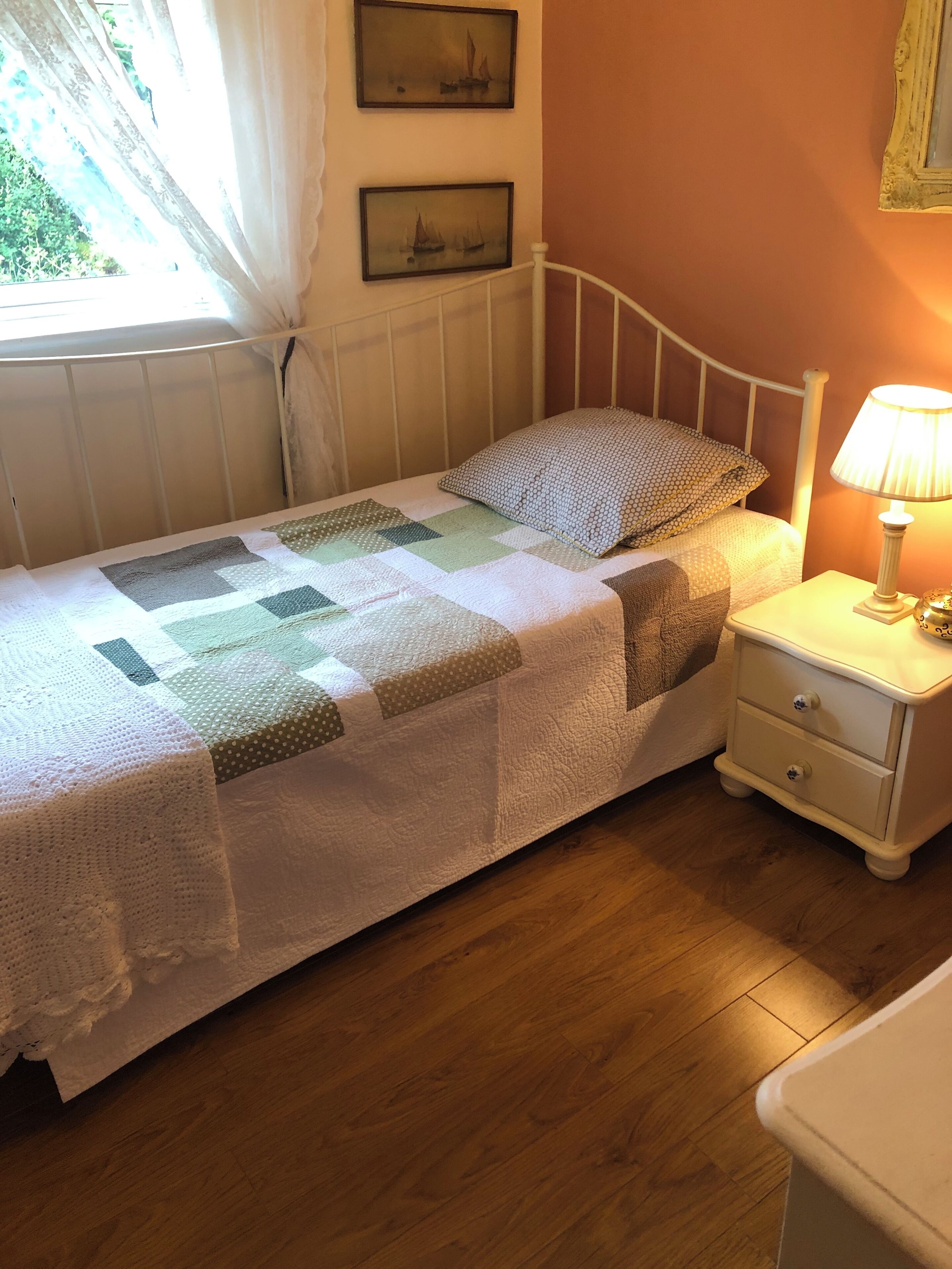 3 slaapkamers, een strijkplank/strijkijzer, gratis wifi, beddengoed