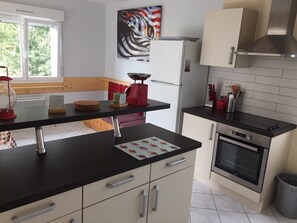 Fridge, microwave, oven, stovetop - Fully equipped cottage - for 20 people - in Mont-Saint-Michel bay  (Saint-Loup)