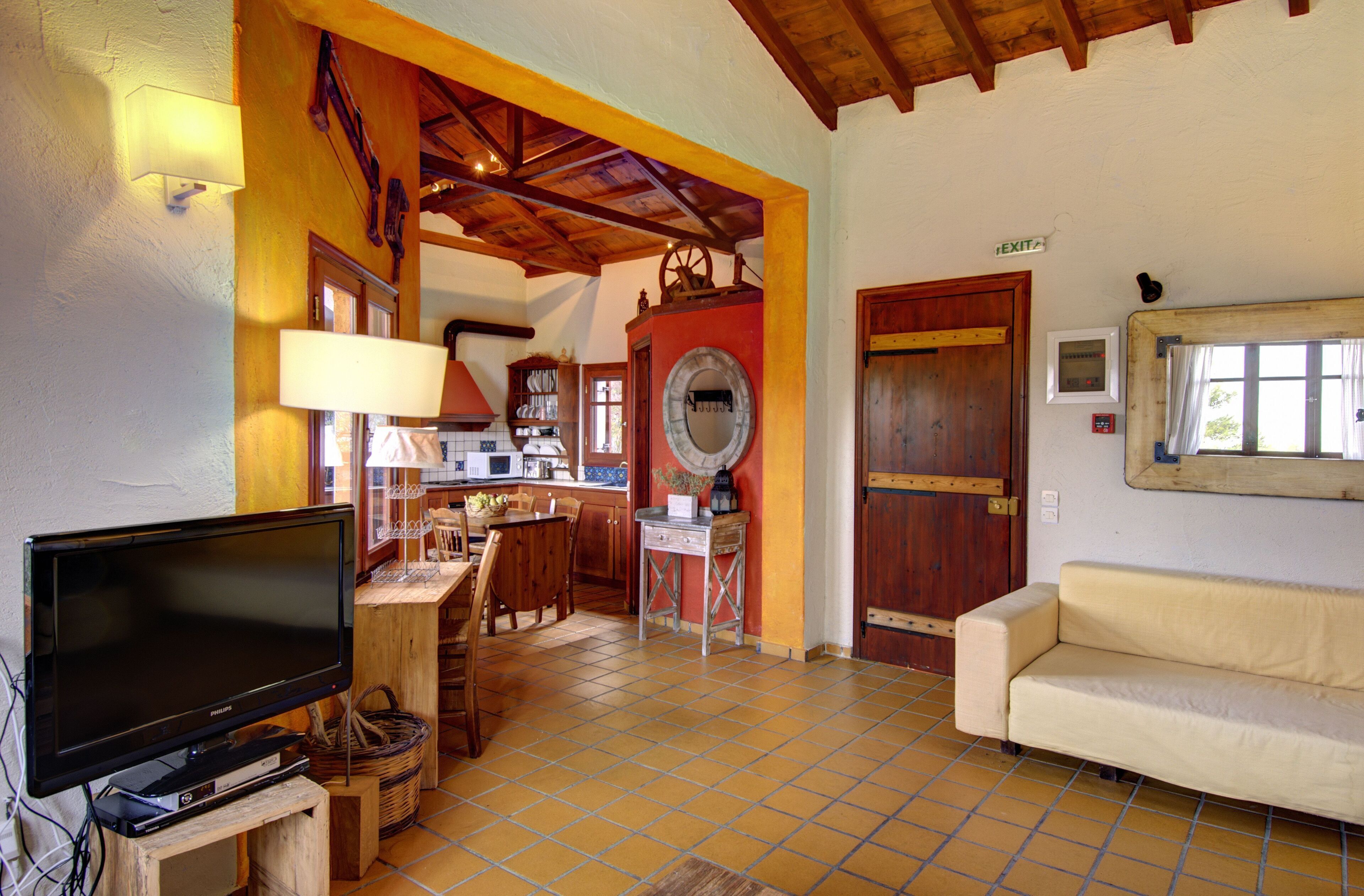 Fernseher, DVD-Player, Bücher, Stereoanlage