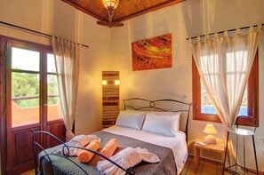 1 habitación, caja de seguridad en la habitación y escritorio