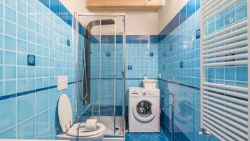 Dusche, Haartrockner, Bidet, Handtücher
