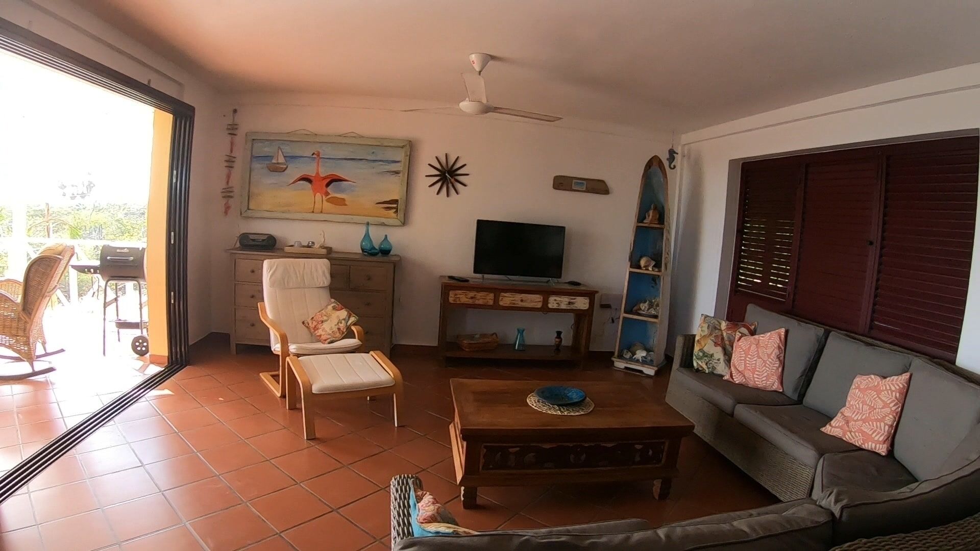 Smart TV, libros, estéreo