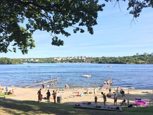 Top location in idyllic neighborhood near the city