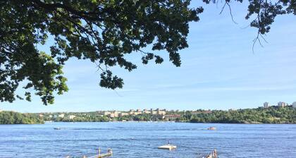 Top location in idyllic neighborhood near the city