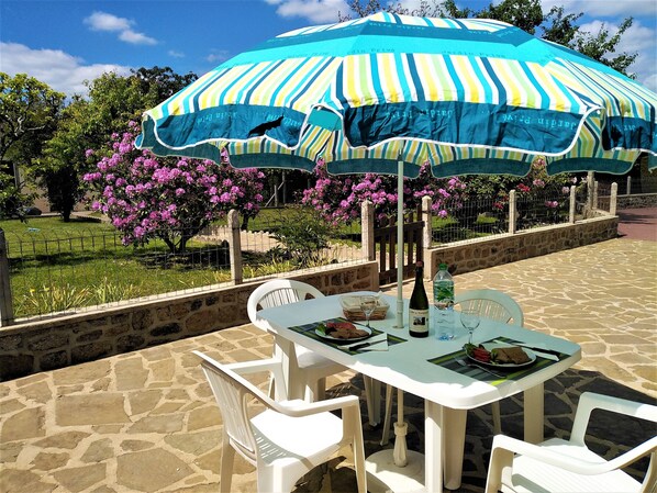 Outdoor dining -  In the heart of Normandy, 10 minutes from  Bagnoles de l'Orne. WIFI . Linen (Magny-Le-Désert)