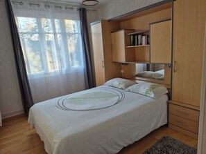 2 bedrooms, iron/ironing board, free WiFi, bed sheets