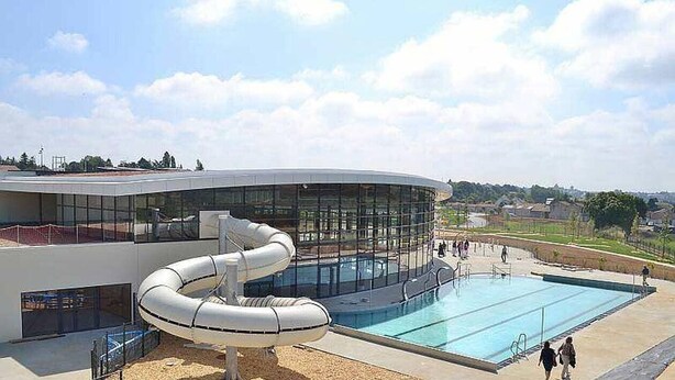 A modern building with a large pool and a water slide. - 18th century renovated farmhouse situated in a quiet farming hamlet (Montreuil-Bellay)