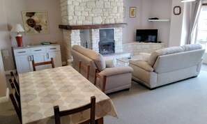 Télévision, cheminée, lecteur de DVD, table de tennis de table