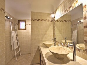 Baignoire, sĂšche-cheveux, serviettes fournies, papier toilette