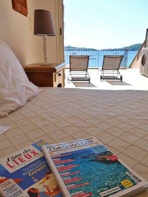 2 chambres, coffres-forts dans les chambres, fer et planche à repasser