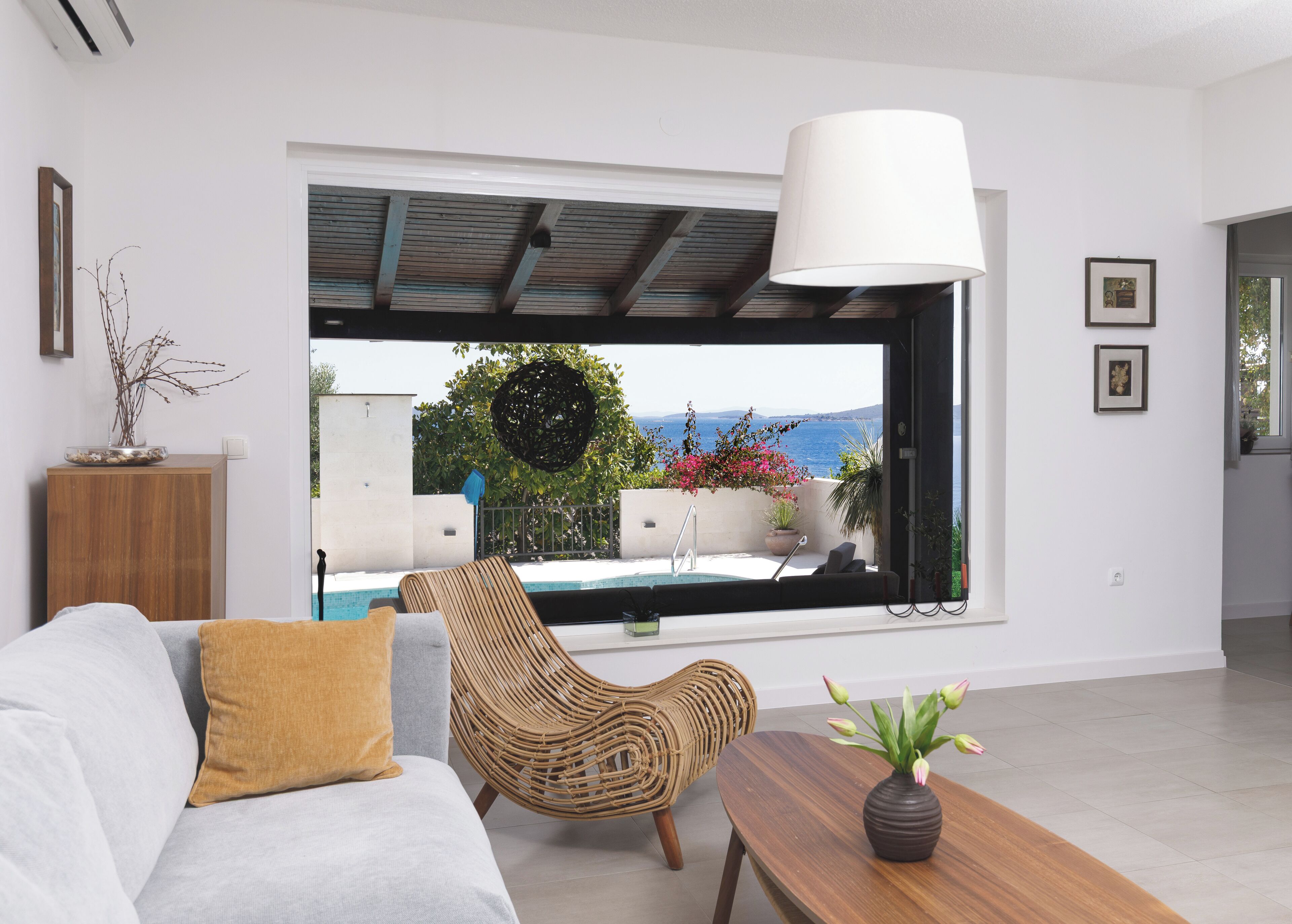 Una televisión, un reproductor de DVD, libros, un reproductor estéreo