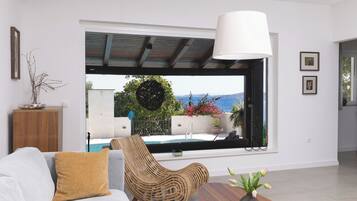 Una televisión, un reproductor de DVD, libros, un reproductor estéreo