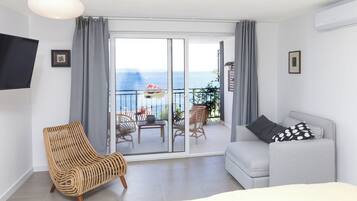 TV, DVD player, books, stereo