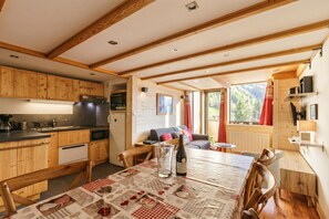 Fridge, microwave, oven, stovetop - Résidence Grand Roc - Campanules 311, Argentière (Chamonix), France (Argentière (Chamonix))