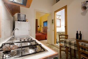 Kühlschrank, Mikrowelle, Herdplatte, Wasserkocher mit Kaffee-/Teezubehör