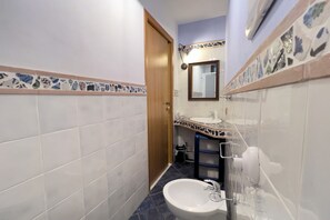 Dusche, Haartrockner, Bidet