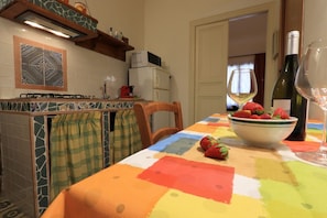 Réfrigérateur, micro-ondes, plaque de cuisson, cafetiÚre/bouilloire