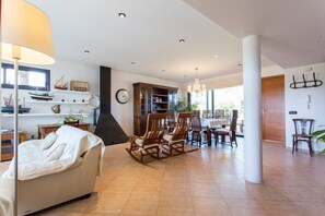 Smart TV, fireplace, DVD player