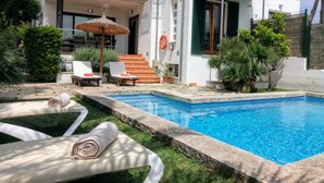 A modern house with a swimming pool, outdoor seating, and a staircase leading to a balcony. - Villa es Baulo Pleta, with garden and pool near beach (Can Picafort)