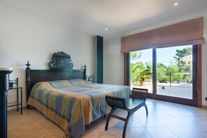 4 soverom, safe på rommet, strykejern/-brett og reiseseng for barn