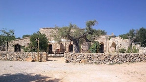 Un edificio de piedra con arcos y un patio interior.