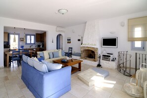 Smart TV, fireplace, DVD player, table football