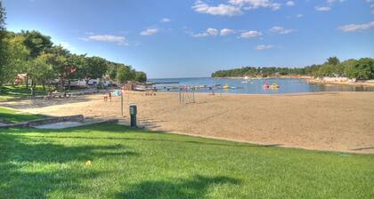 Comfortably furnished apartment, 300 m to the beach