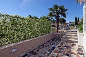 Property grounds - Comfortably furnished apartment, 300 m to the beach (Porec)