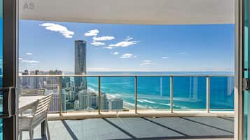 Lvl 39 (Above Hilton) - 2 Bedrooms, Accessible, Ocean View | Balcony
