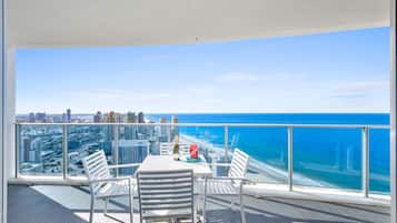 Lvl 39 (Above Hilton) - 2 Bedrooms, Accessible, Ocean View | Balcony