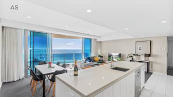 Lvl 39 (Above Hilton) - 2 Bedrooms, Accessible, Ocean View | Private kitchen | Coffee/tea maker, fridge, microwave, oven