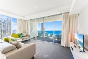 디럭스 아파트, 침실 2개, 장애인 지원, 바다 전망 | 거실 공간 | TV, DVD 플레이어