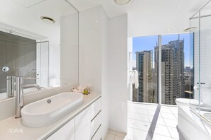 Lvl 29 (Above Hilton) - 2 Bedrooms, Accessible, Ocean View | Bathroom | Towels, toilet paper