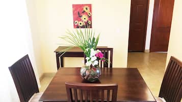 Deluxe House, Multiple Bedrooms, Non Smoking | Makan dalam bilik