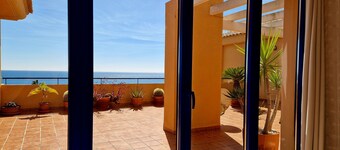 Apartamento de vacaciones con  estupenda terraza e impresionante vista al mar