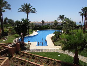 Una piscina al aire libre
