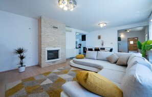 TV, fireplace