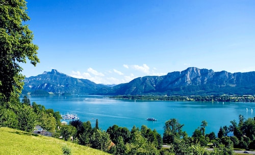 Schloss Mondsee bei Salzburg mit Seeblick 